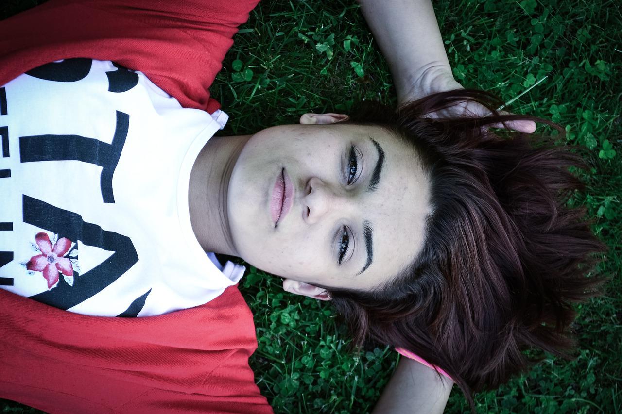 girl-1252069_1280